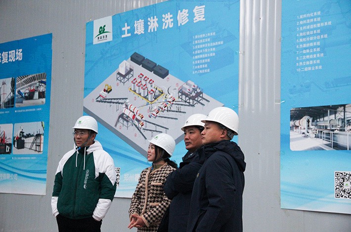 專家來訪生產(chǎn)車間指導工作